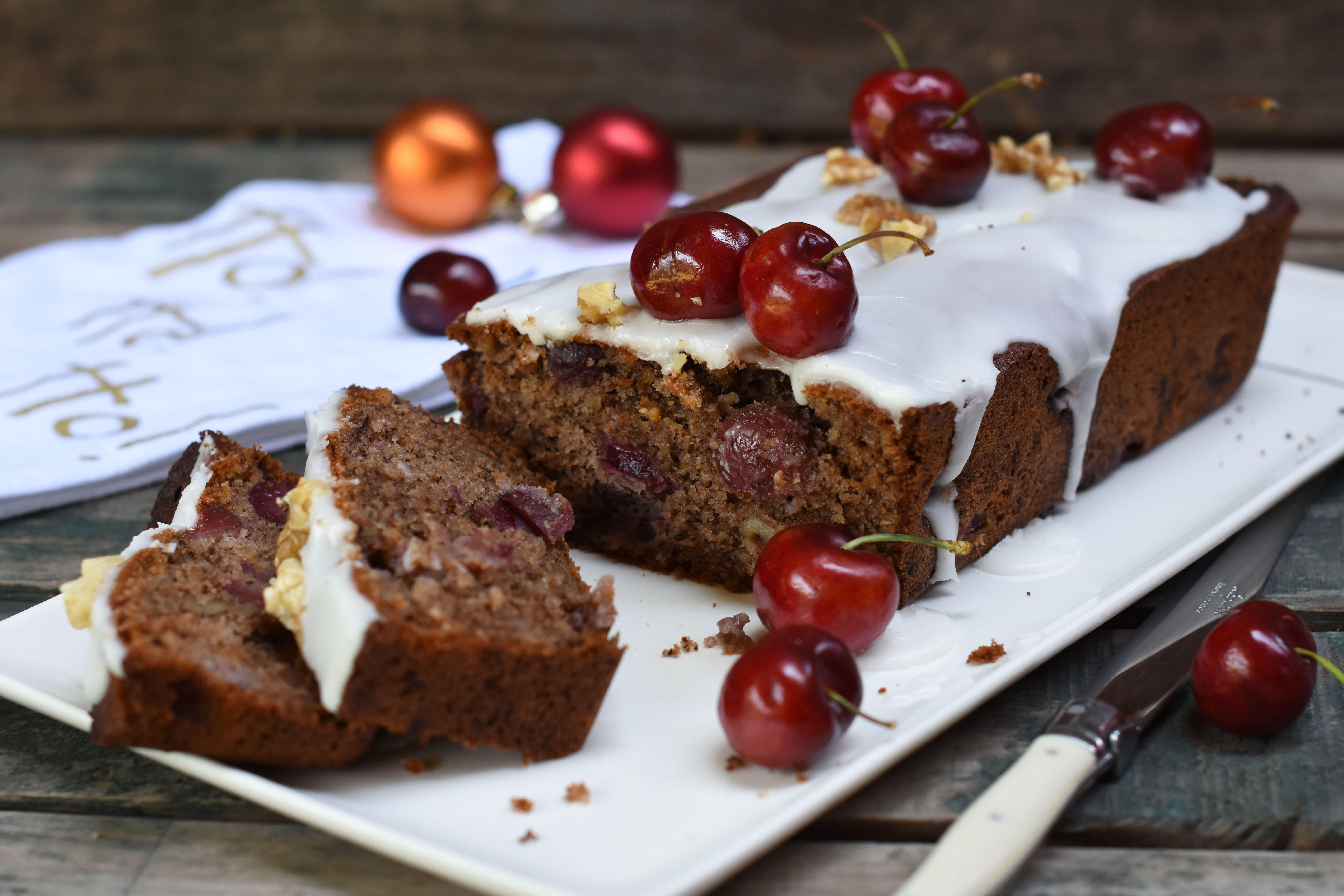 Queque Navideño con Nueces y Cerezas